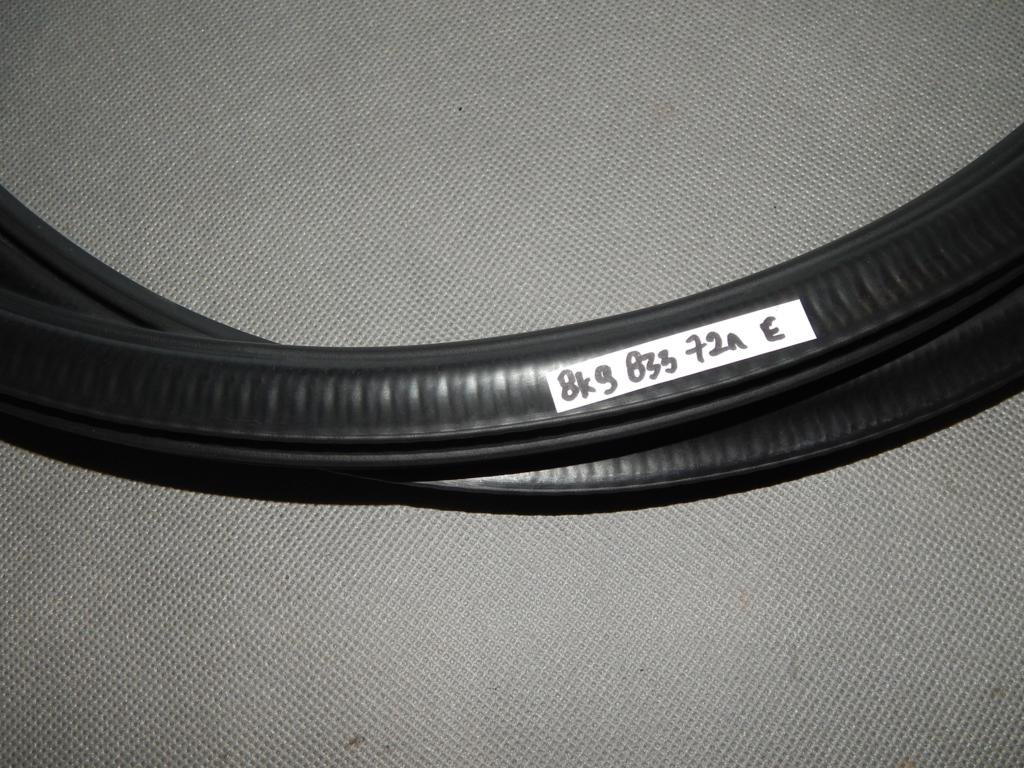 AUDI A4 B8 USZCZELKA DRZWI TYŁ 8K9833721E Producent części Volkswagen