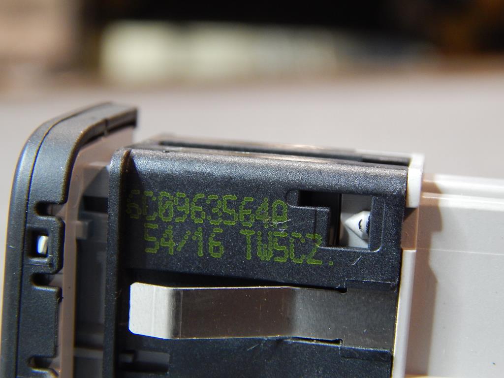 VW POLO 6C WŁĄCZNIK GRZANIA FOTELA 6C0963564A Funkcje fotele inne