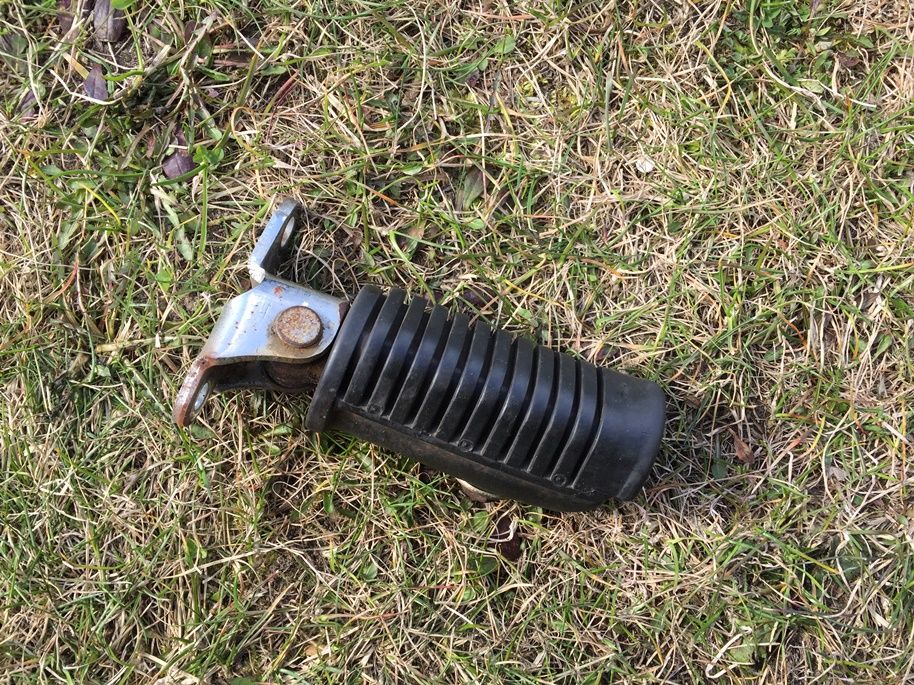 Podnóżek lewy przód HONDA CB 750F 900 boldor