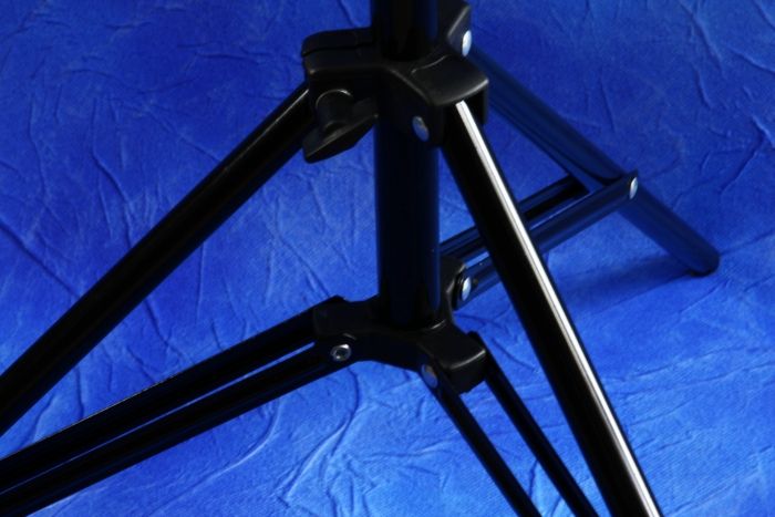 ZESTAW REPORTERSKI 3w1 Parasol + Statyw 220cm + Uchwyt Lampa Błyskowa ISO Zawartość zestawu Parasolka Statyw