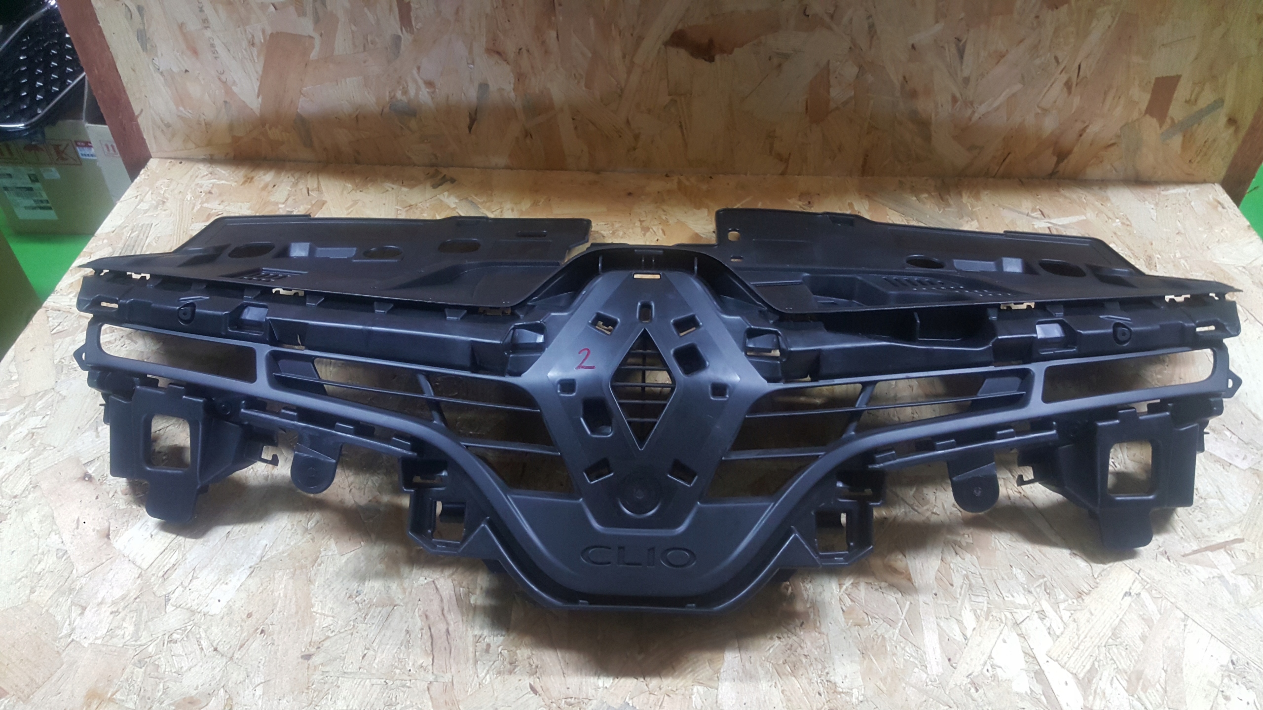 решетка радиатора renault CLIO IV 4 оригинал