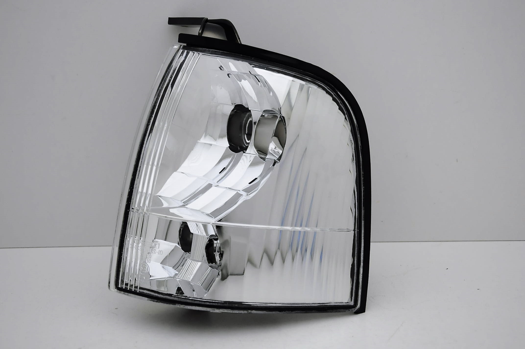 Левый поворотник пассат б5. Поворотников 5. Поворотников 5. Повторитель поворота ленд ровер дискавери 1999 года. Поворотник форестер сф5 левый.