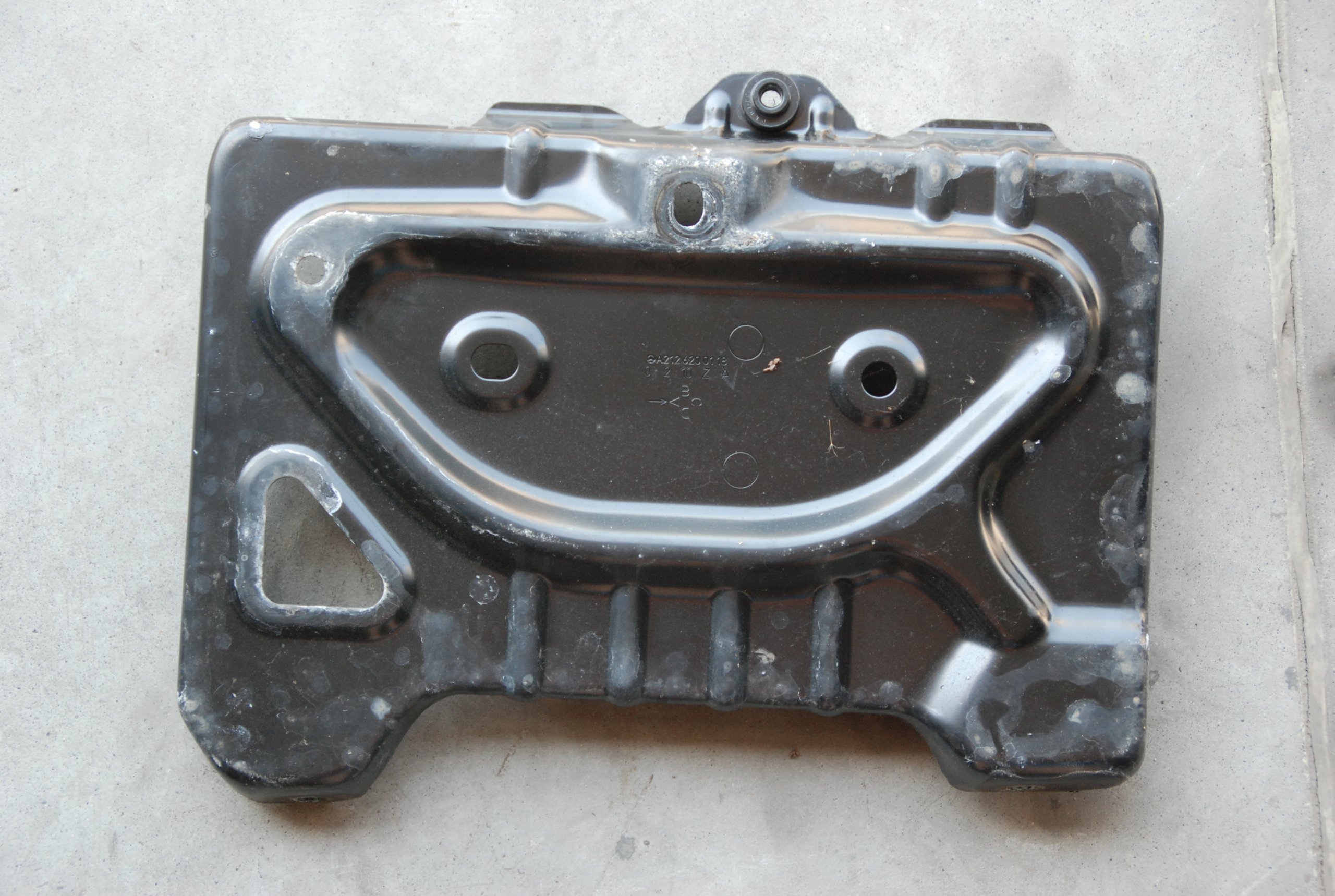 Mercedes W212 podstawa akumulatora A2126200018 Producent części Mercedes-Benz OE