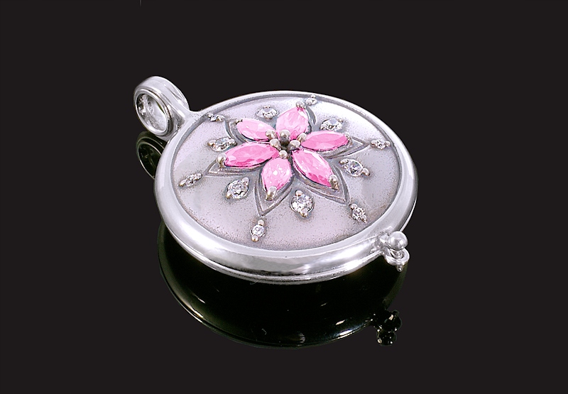 Otwierany medalion z cyrkoniami na łańcuszku Rodzaj Wyrób jubilerski