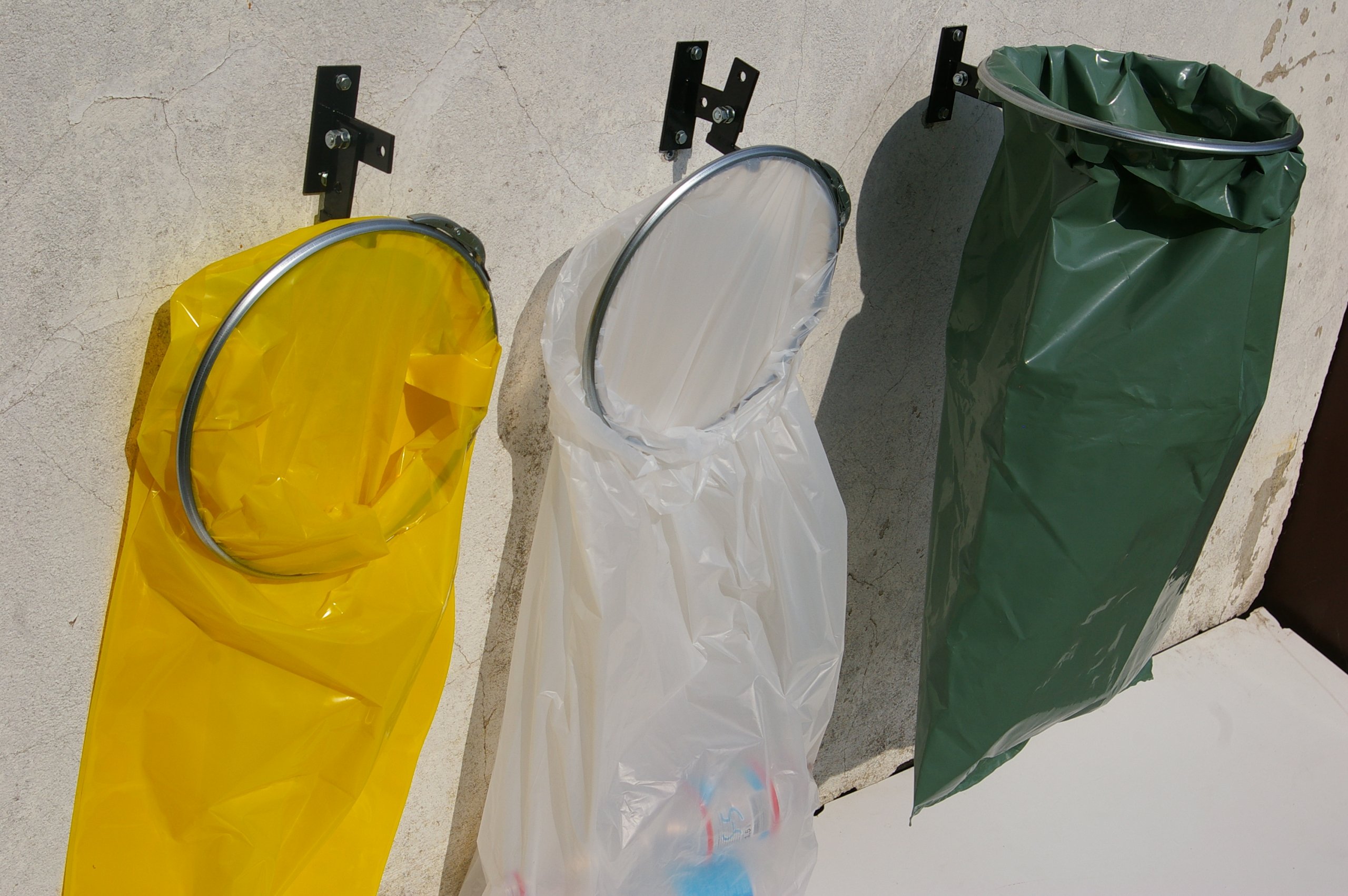 UCHWYT NA WORKI WISZĄCY KOSZ NA ŚMIECI STOJAK PRZYKRĘCANY DO ŚCIANY. Kod producenta 5903707357802