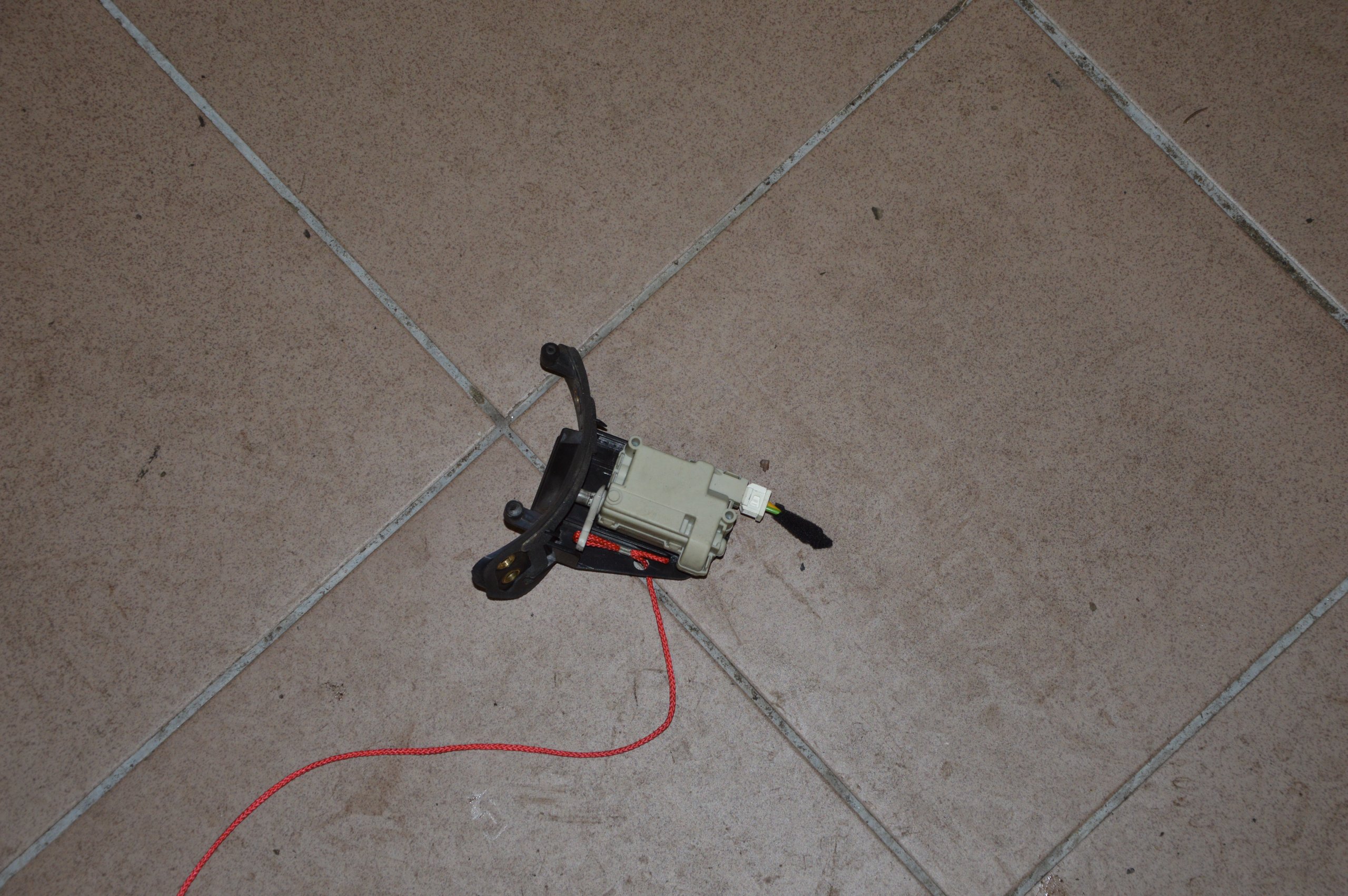 Siłownik zamek wlewu paliwa Alfa Romeo 159