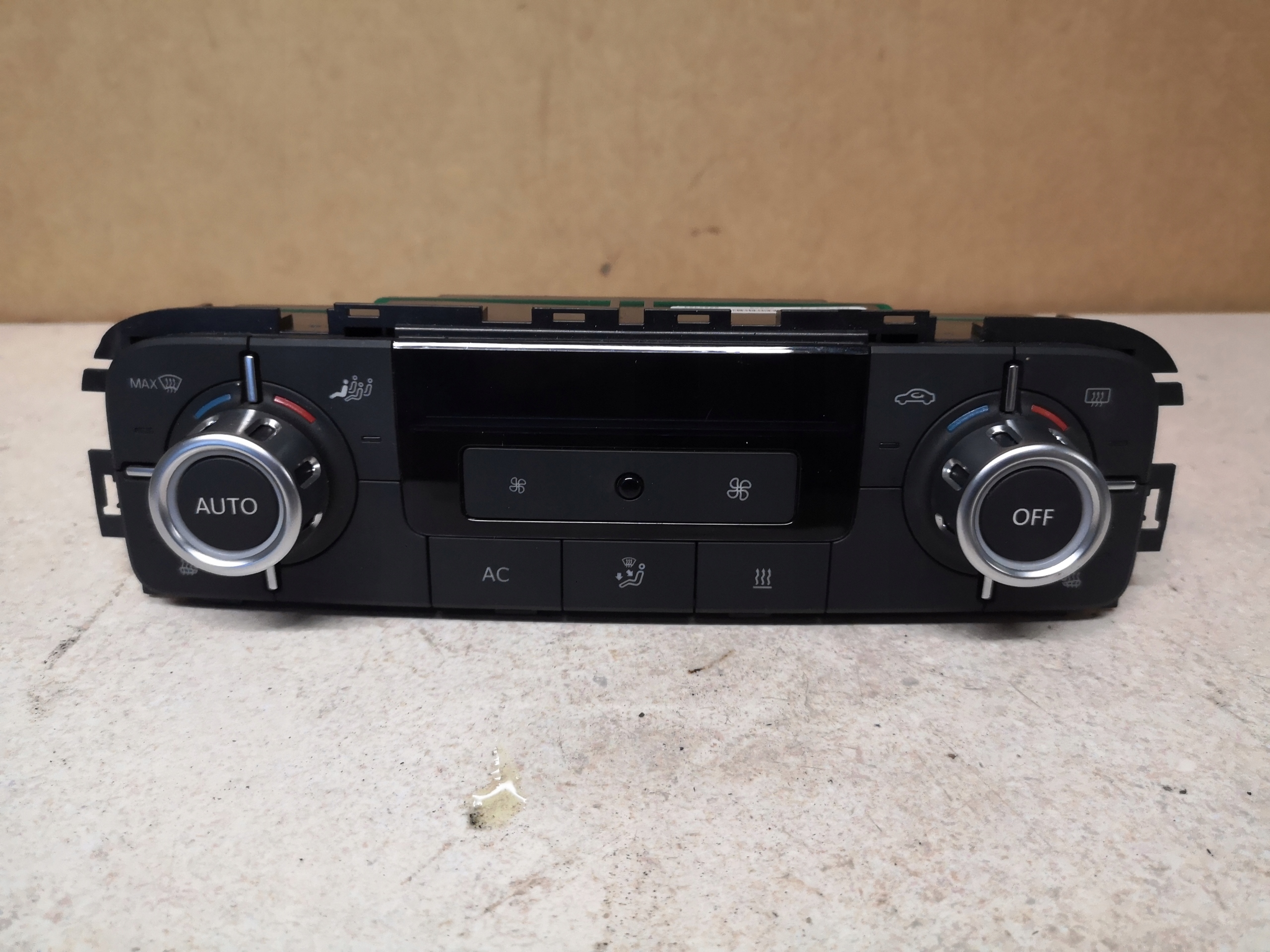 VW TOUAREG 2012 ГОД ПАНЕЛЬ КОНДИЦИОНЕРА 7P6907040BC