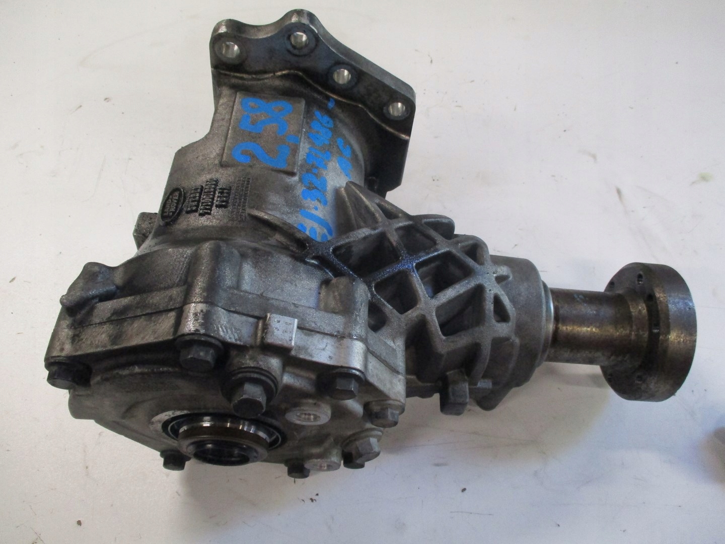 Задний редуктор рендж ровер спорт 4. Редуктор передний land rover range rover sport. 2. Редуктор range rover. Редуктор range rover.