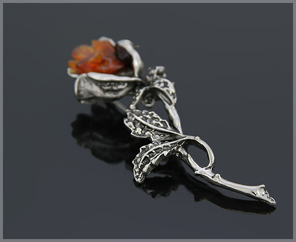 BROSZKA RÓŻA SREBRNA - BURSZTYNKI Marka Allmaro