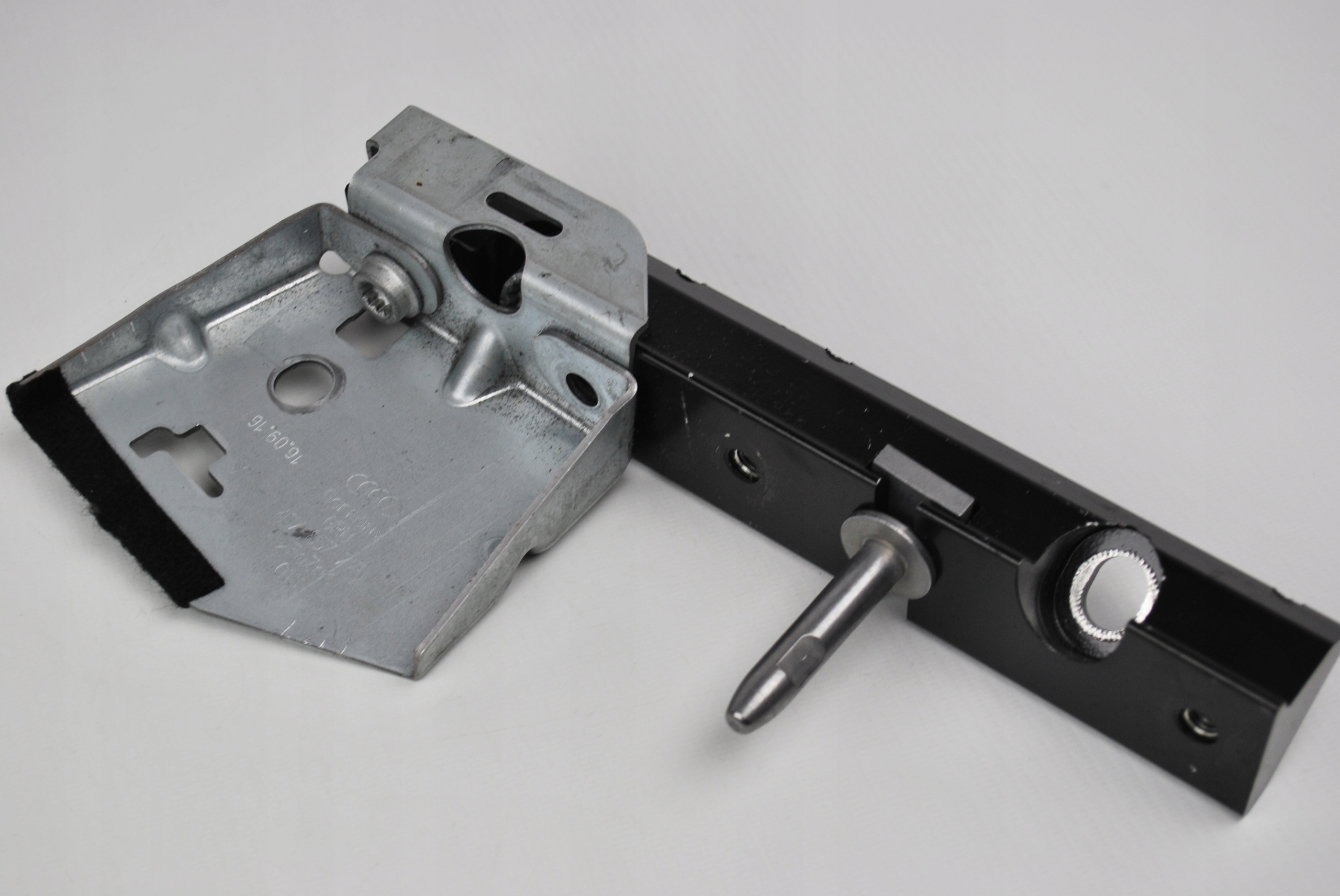 Plytka mocujaca lewa Audi R8 Spyder 4S7813929D