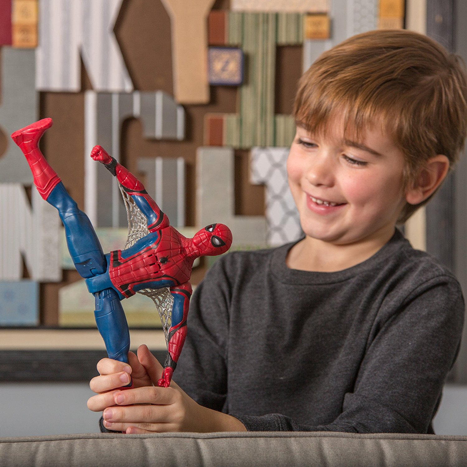 DUŻA FIGURKA SPIDERMAN HOMECOMING DŹWIĘKI B9693 Płeć chłopcy