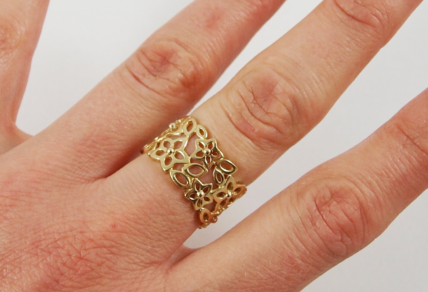 Ажурные золотые кольца. Ажурное золотое кольцо. Кружевное кольцо из золота. Ажурные кольца из золота. Кольцо ажурное золотое широкое.