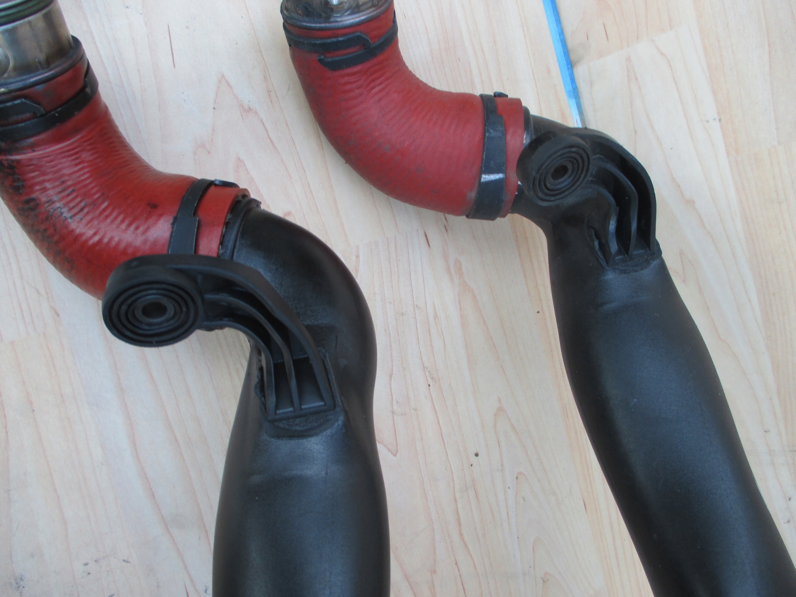 Нижний патрубок турбины volkswagen passat. Патрубки турбины пассат б6. 9 tdi. Патрубки турбины пассат б6. Патрубок интеркуллнра vw b5 afn.