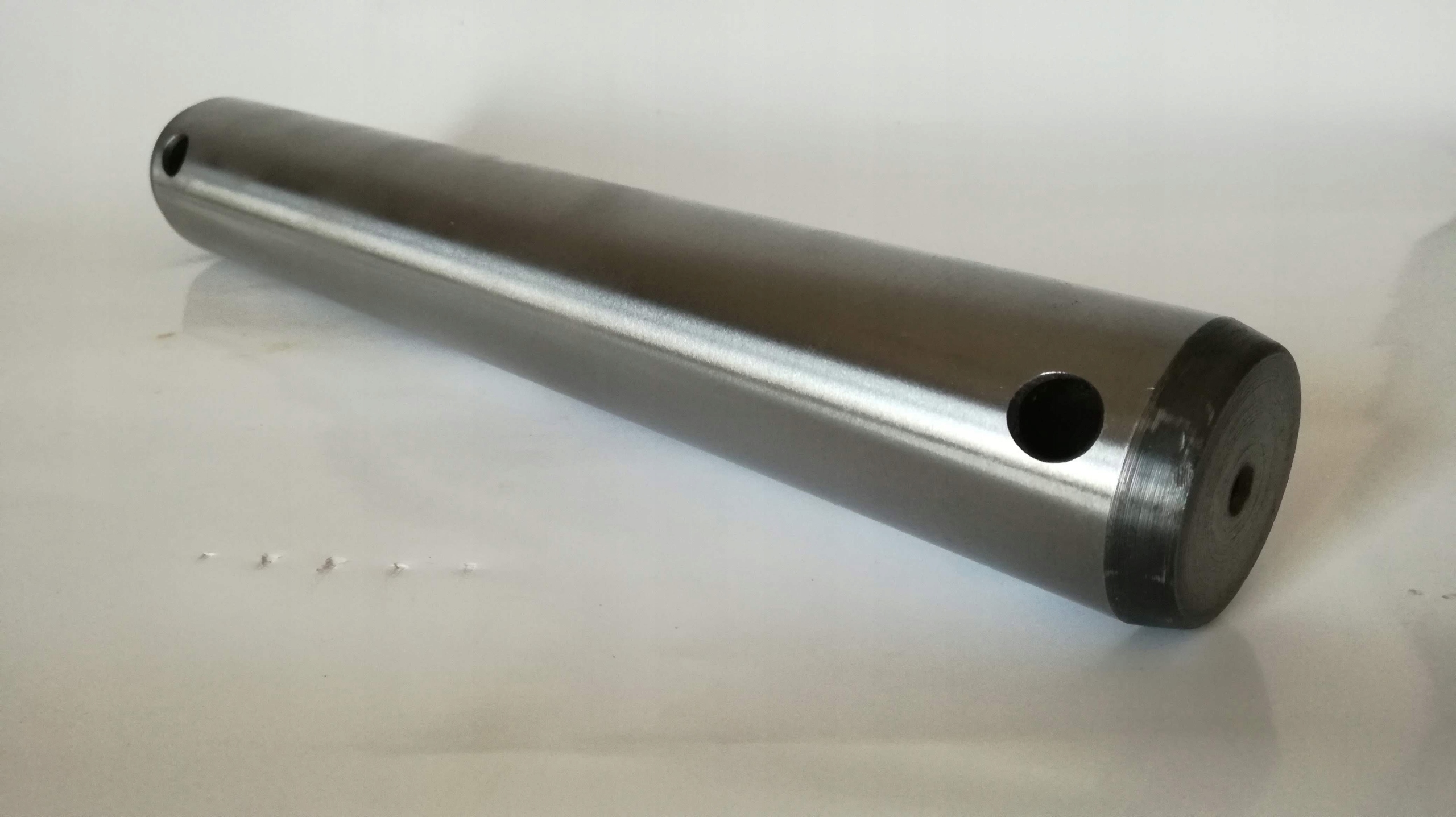 Sworzeń boom mocowanie tył JCB 3CX 4CX 811/70098 Waga produktu z opakowaniem jednostkowym 4 kg