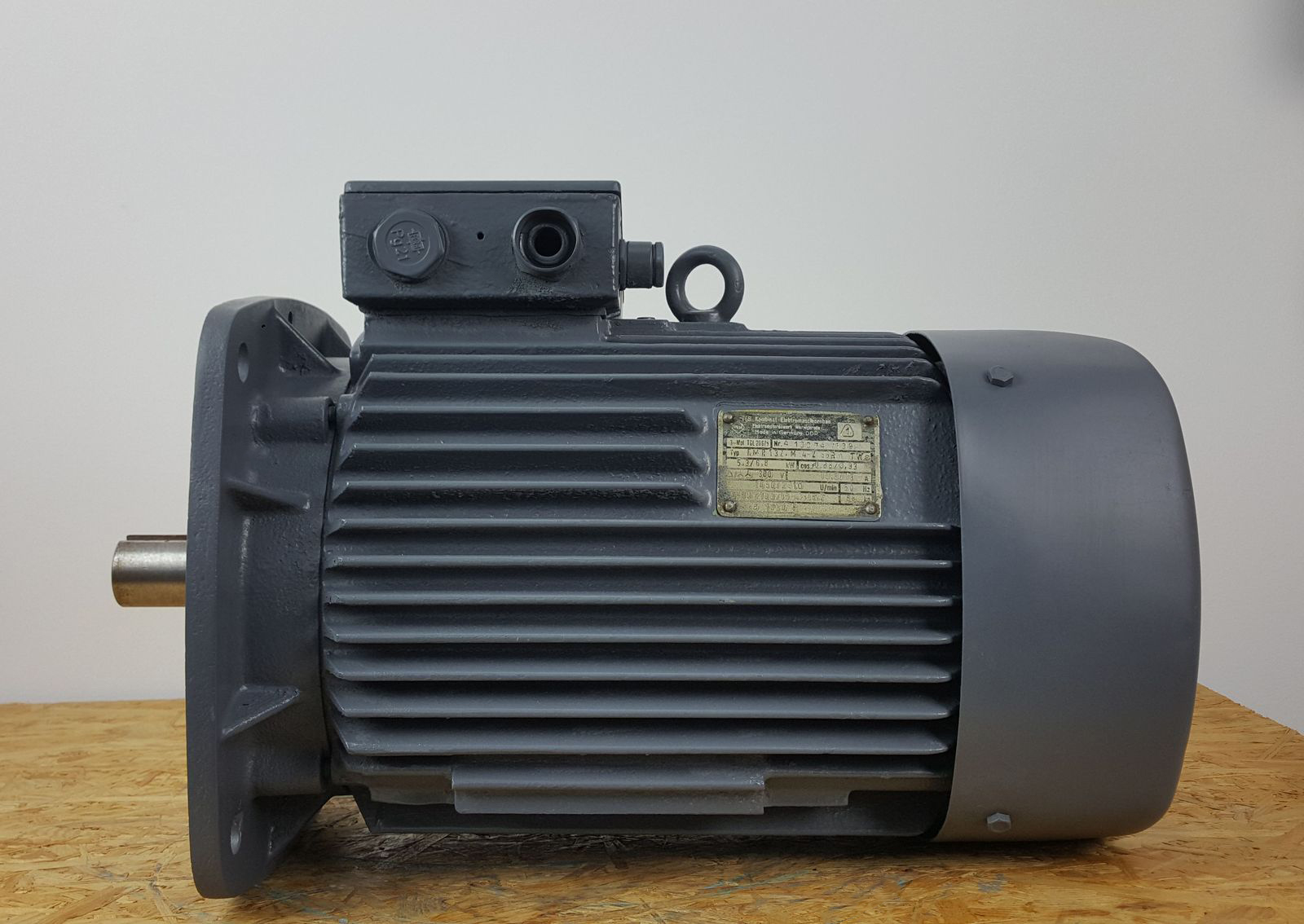 SILNIK ELEKTRYCZNY VEM 5,3/6,8kw 1450/2910obr oś38 Model 5,3/6,8
