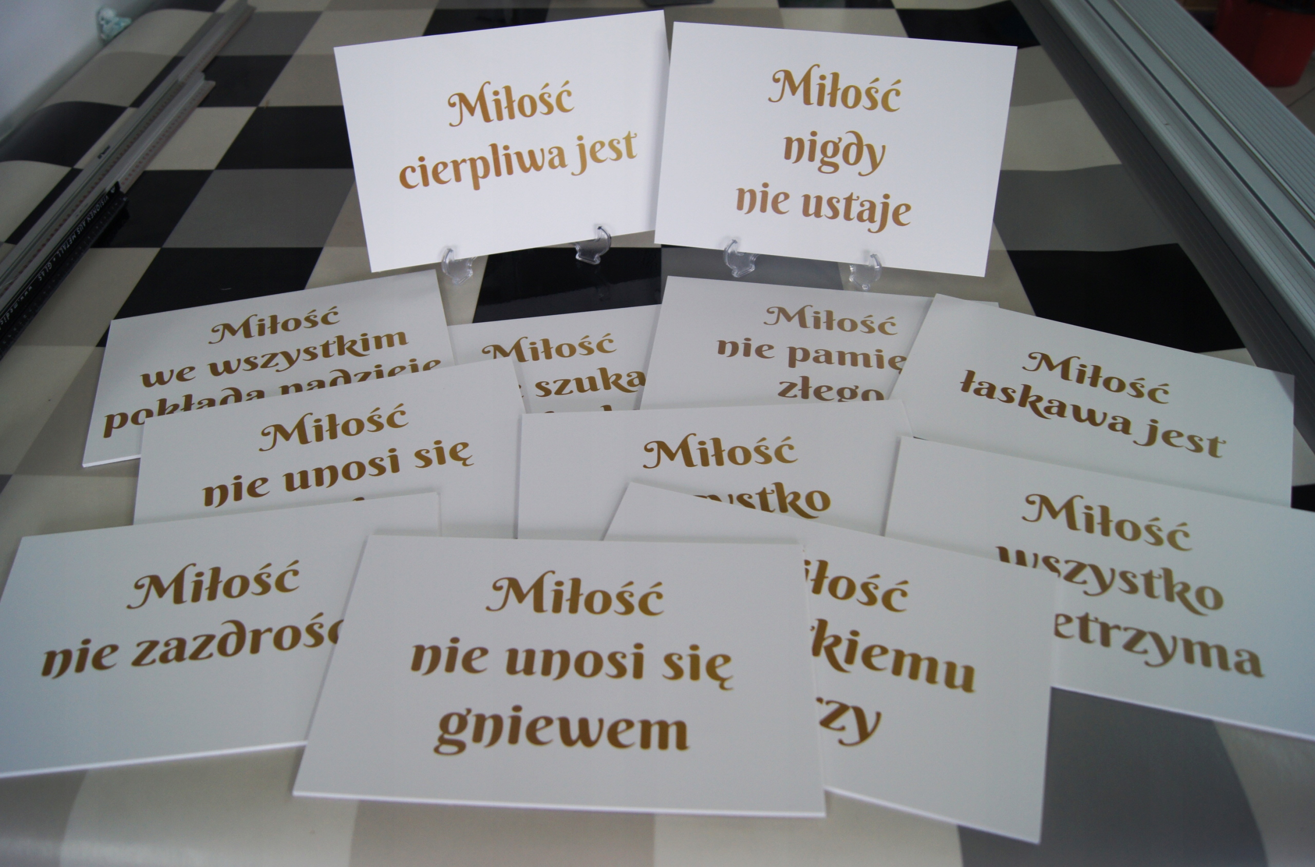 ZESTAW 12 TABLICZEK HYMN O MIŁOŚCI ŚLUB białe Kolor dominujący biały