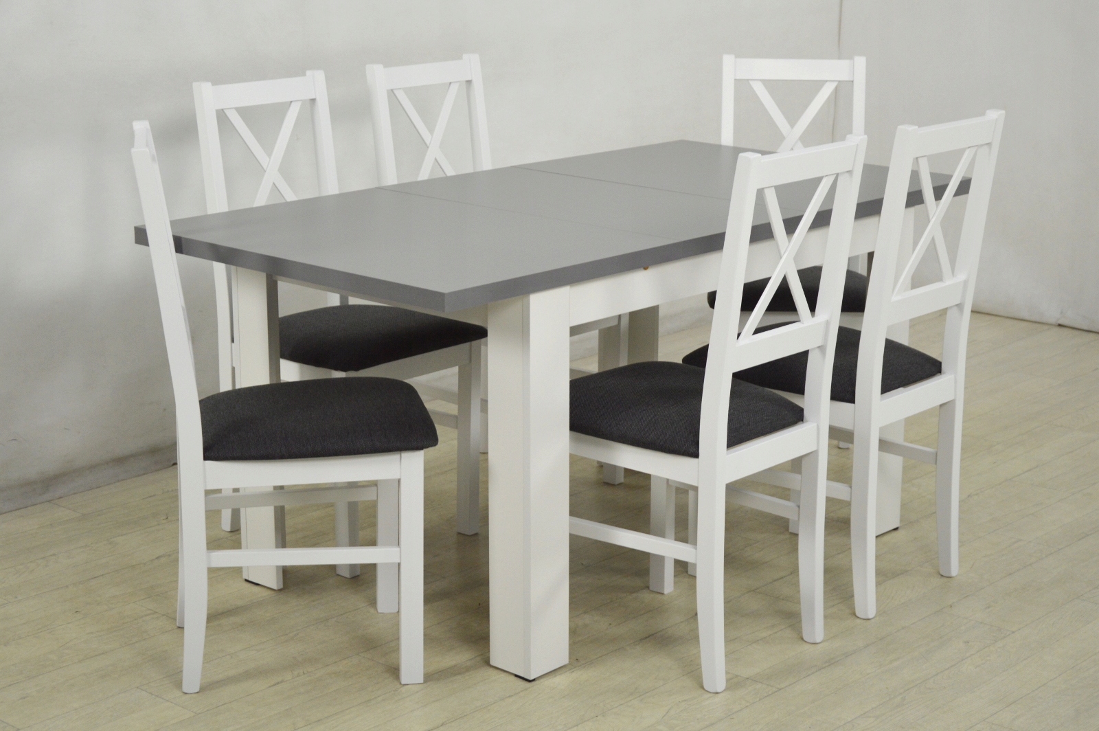 белый стол с серыми стульями