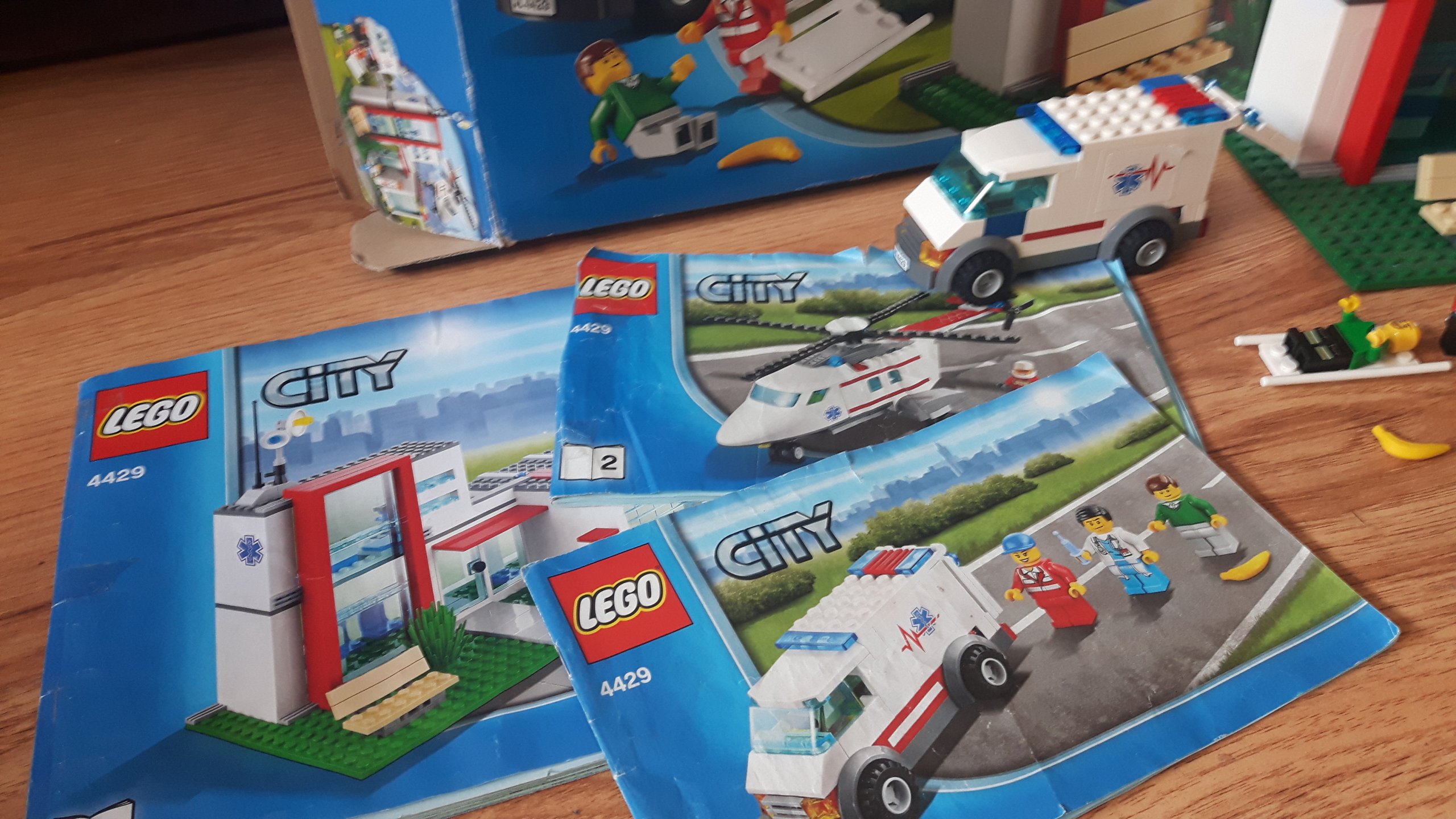 LEGO CITY 4429 CENTRUM RATUNKOWE SZPITAL POGOTOWIE - 7241546981 ...
