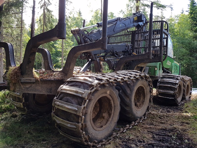 John Deere 1110E do transportu drewna z lasu