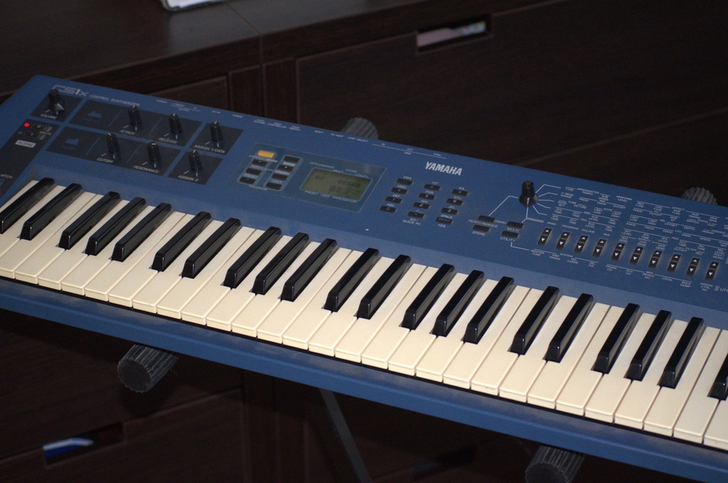 Yamaha CS1X kultowy syntezator