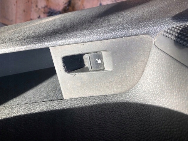 VW GOLF V PRZEŁĄCZNIK PRZYCISK WLEWU PALIWA ORG