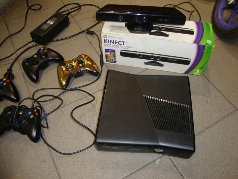 KONSOLA XBOX 360 4GB 1436 + 4 PADY, KINECT