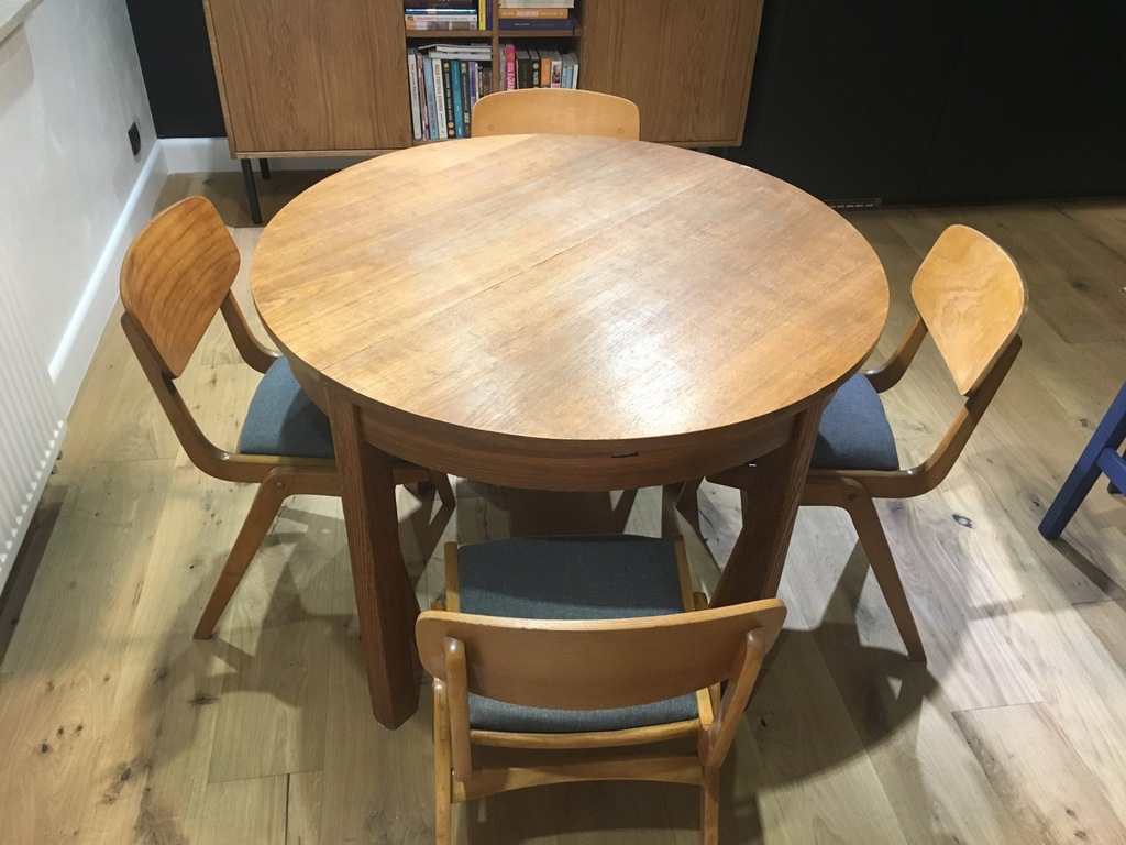 Stół okrągły i 4 krzesła bumerang. PRL, vintage