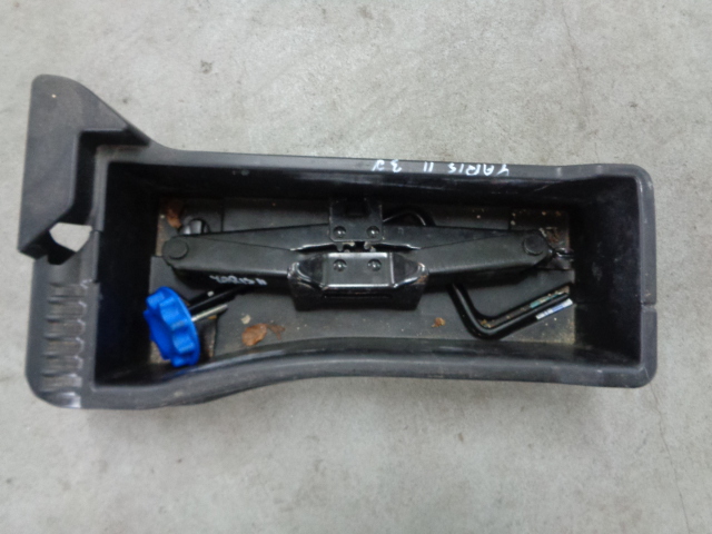 TOYOTA YARIS II LEWAREK PODNOSNIK