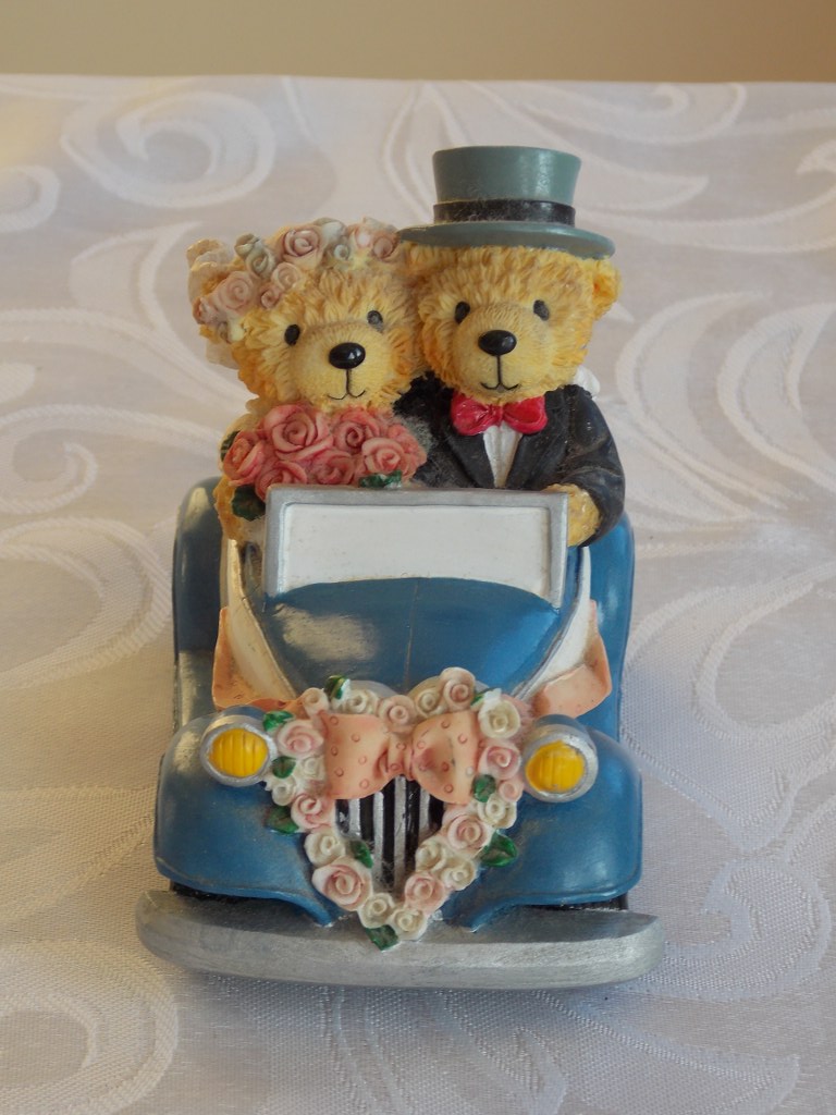 Piękna figurka misie w aucie 