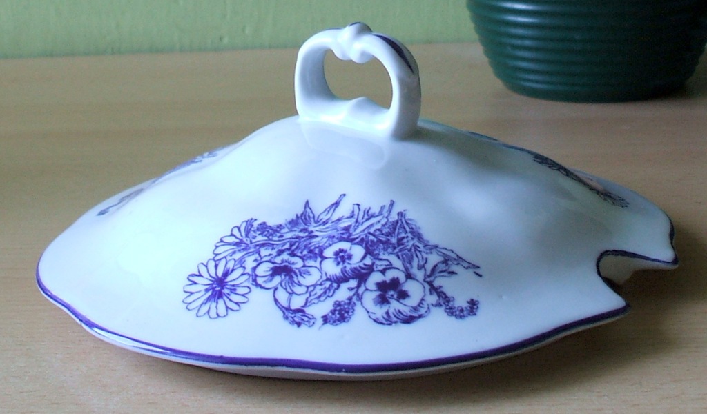 Pokrywa wazy porcelana sygnatura ???