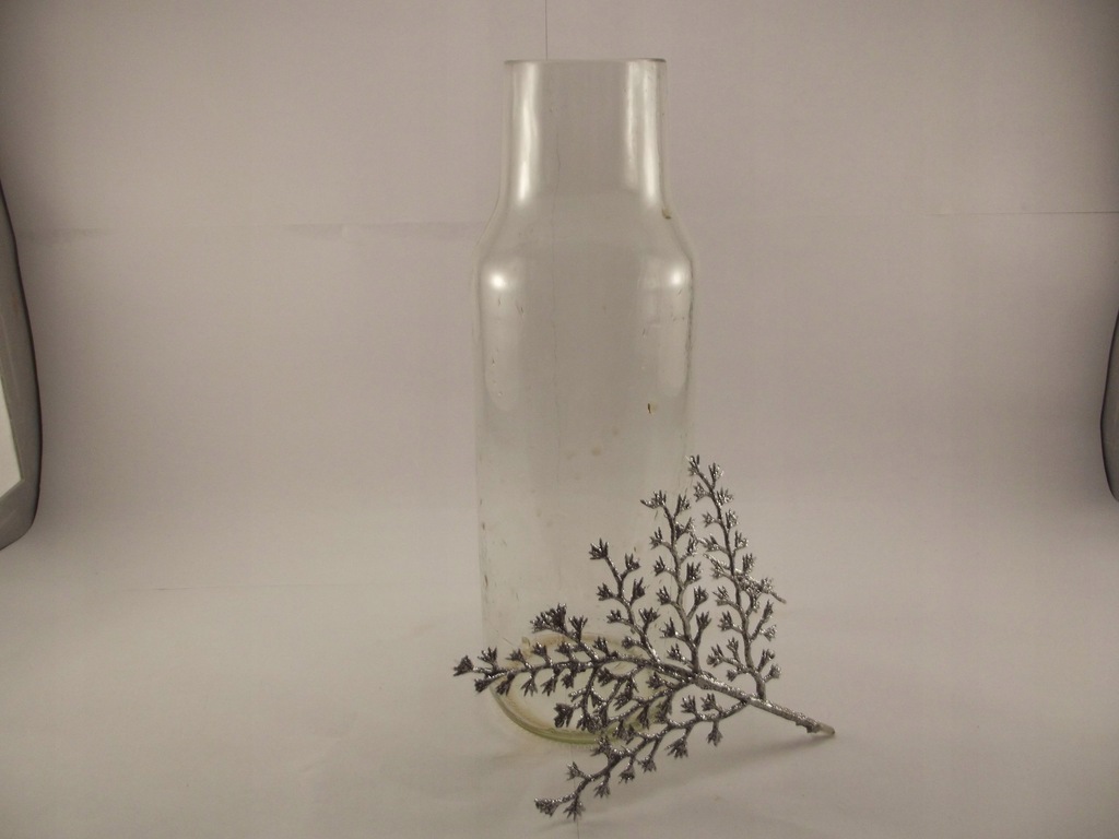 Wazon-karafka szklana zrobiona z ciętej butelki