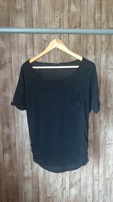 koszulka czarna basic minimalizm kieszonka koronka