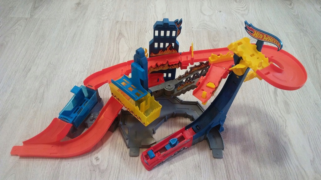 HOT WHEELS PŁONĄCY WIEŻOWIEC BGK05 bez aut