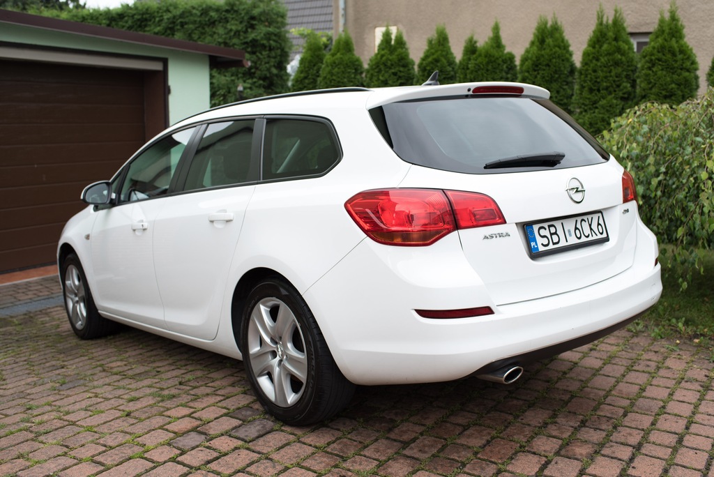 Opel astra 2011 года