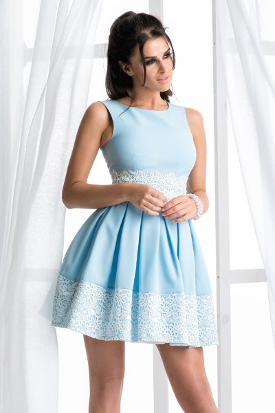Rozkloszowana sukienka z koronką w pasie - błękit