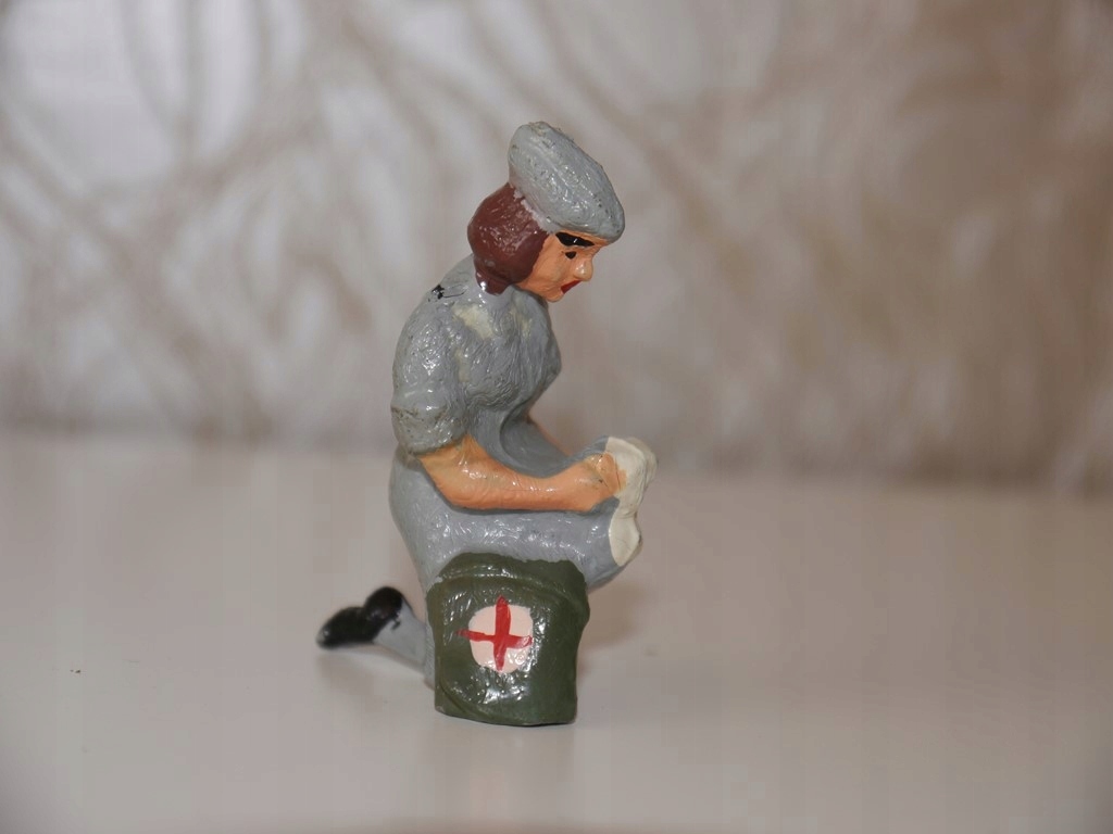 Figurka Sanitariuszka wojskowa Polska PRL Żołnierz