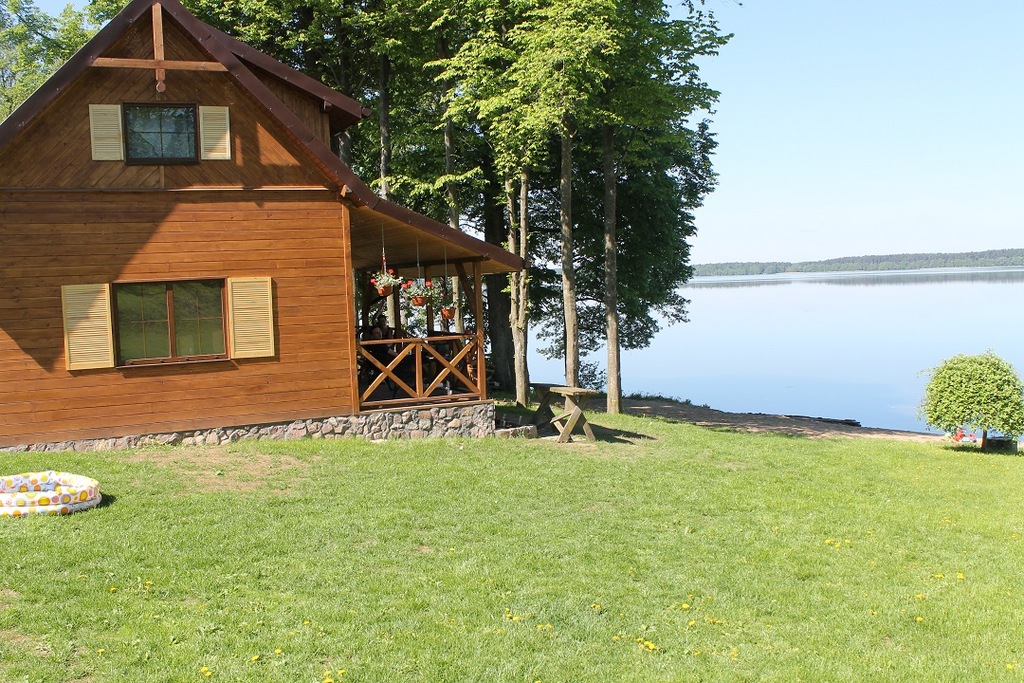 DOMEK NA BRZEGU JEZIORA GOŁDAPIWO MAZURY MAJÓWKA