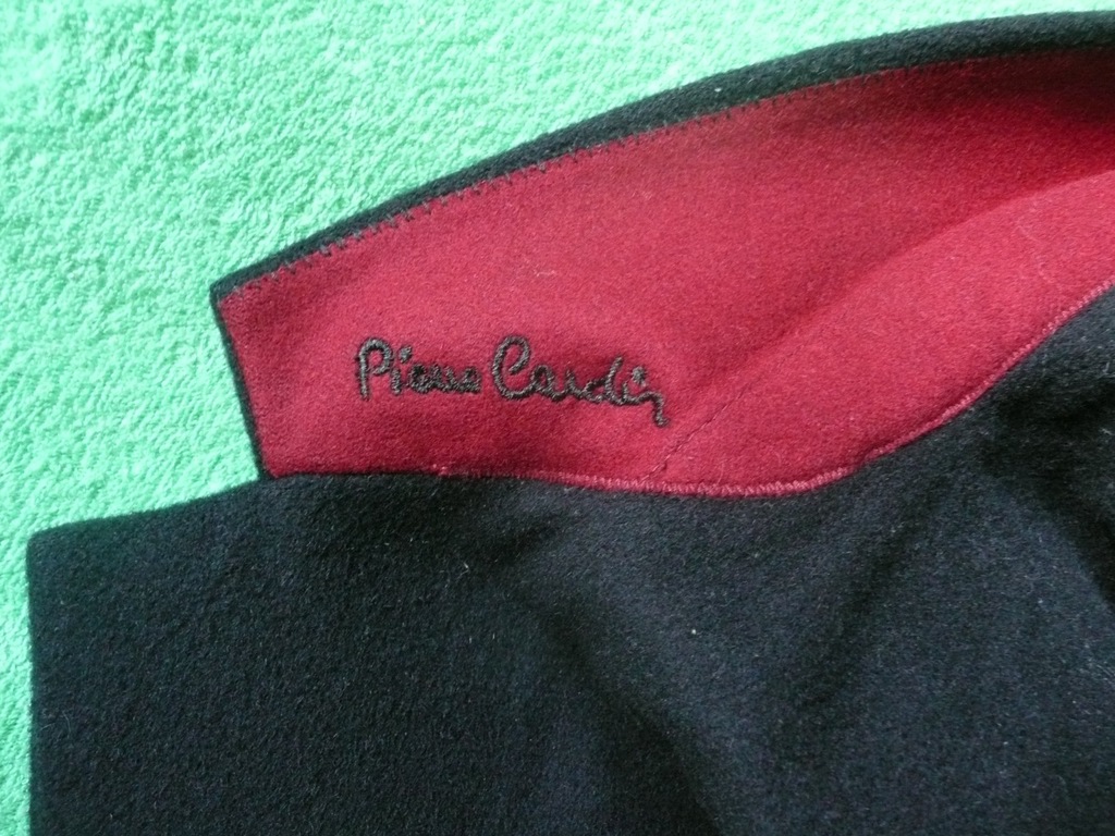 Czarny płaszcz Pierre Cardin  r. 50