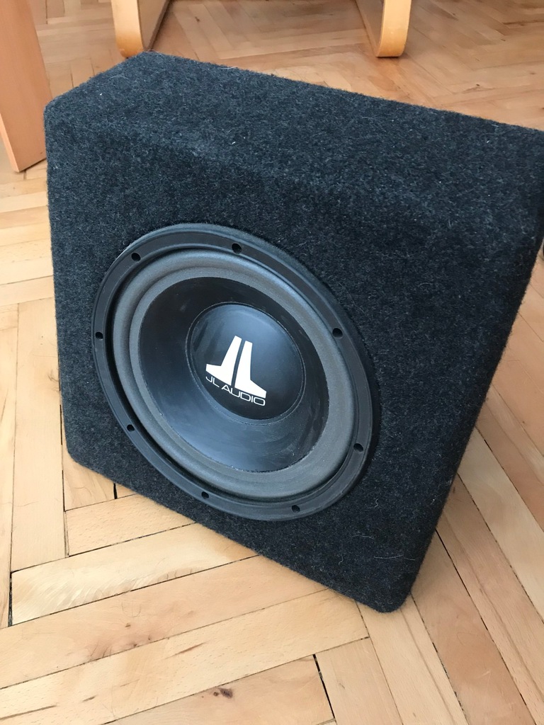 JL Audio 10W0 w małej zamkniętej skrzyni