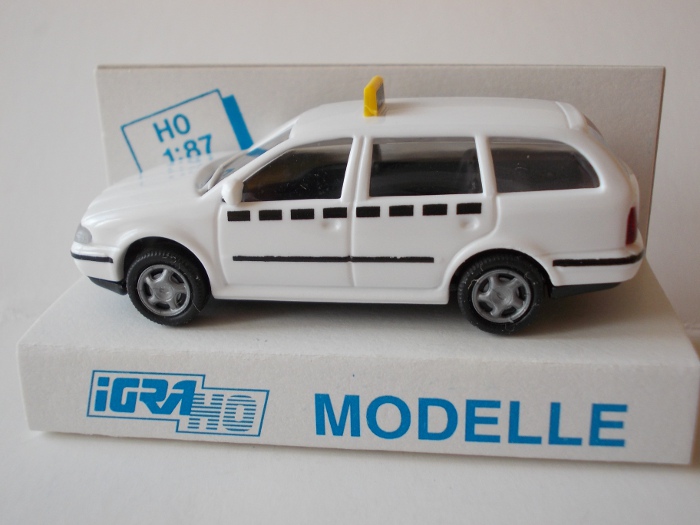 SKODA  OCTAVIA ' TAXI '  -  IGRA   1:87