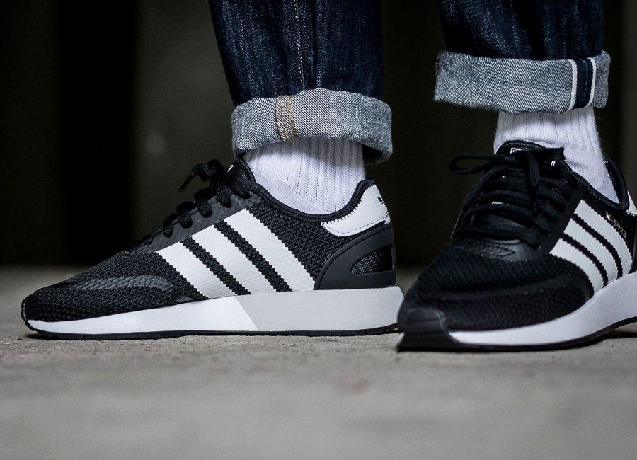 des survettes des femmes en adidas