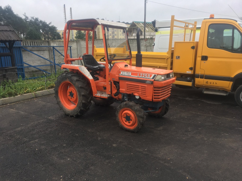 TRAKTOR KUBOTA L 2250 4X4
