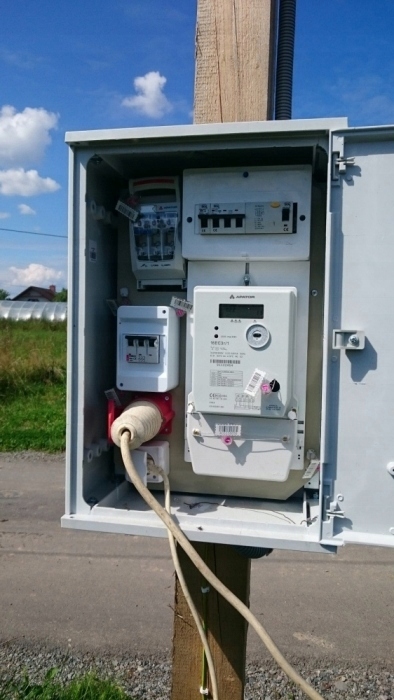 Prowizorka budowlana, rozdzielnia, słup, kabel