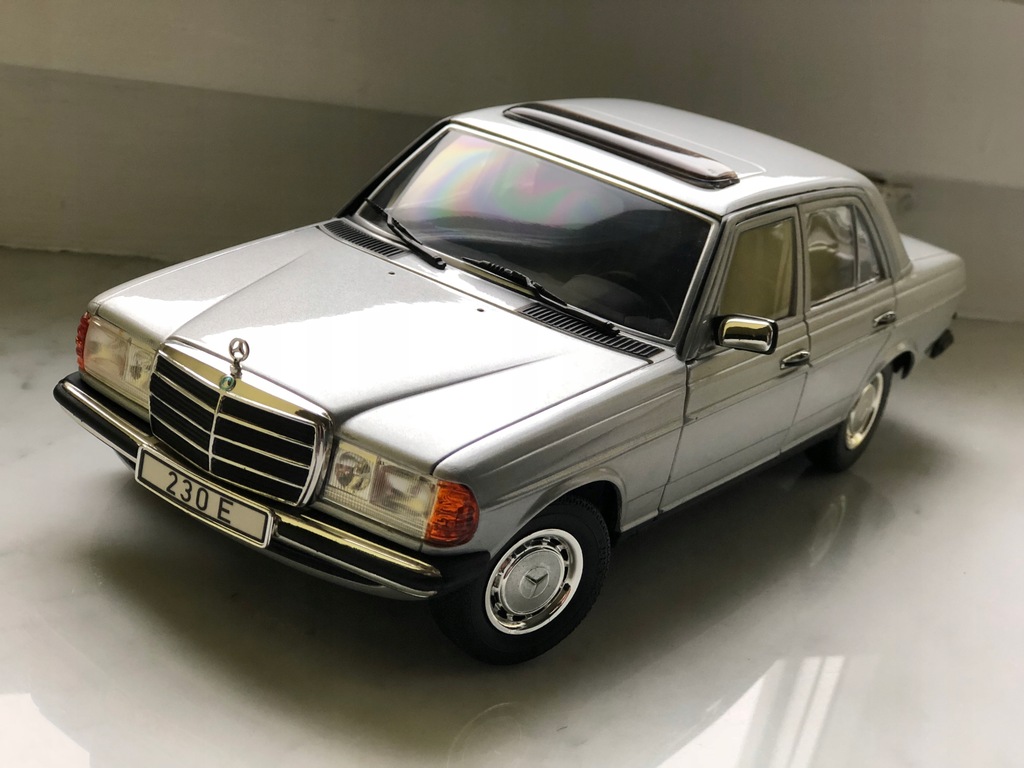 Mercedes-Benz 230E W123 Revell 1:18 Silver