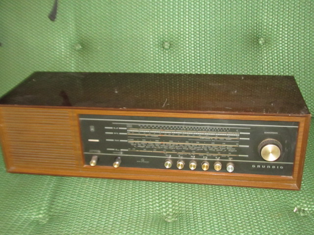 Stary radioodbiornik radio lampowe Grundig RF 245