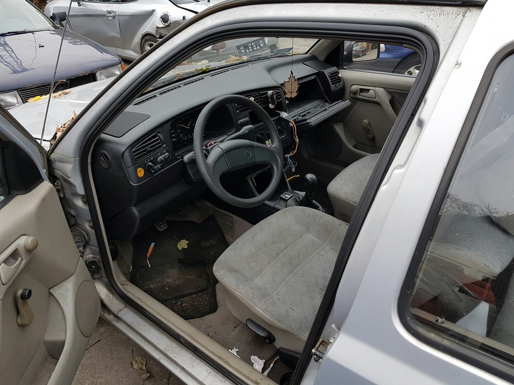 VW GOLF III 1,6 DESKA ROZDZIELCZA