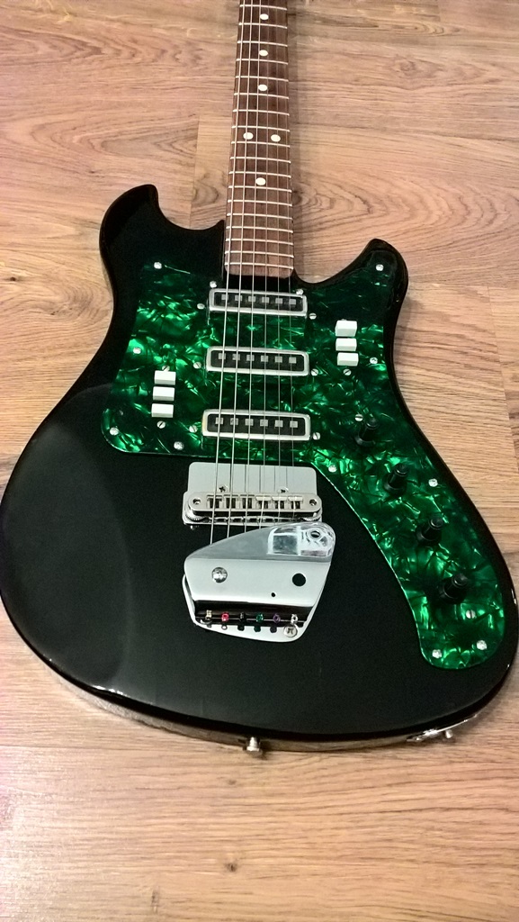 Gitara Aelita 2 jak Fender Mustang Vintage