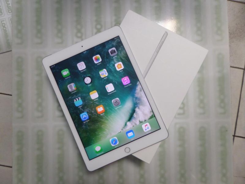 IPAD (5TH GEN) WI-FI, CELLULAR A1823  KOMPLET