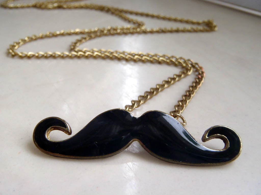 Naszyjnik złoty łańcuszek wisiorek wąsy mustache