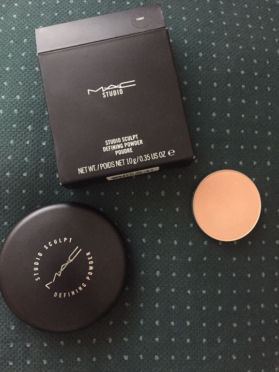 Puder Mac STUDIO SCULPT DEFINING POWDER, LIGHT.